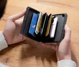 PORTE CARTES SMART CASE OSLO LARGE GRAVÉ SPACE CASE ÖGON DESIGN